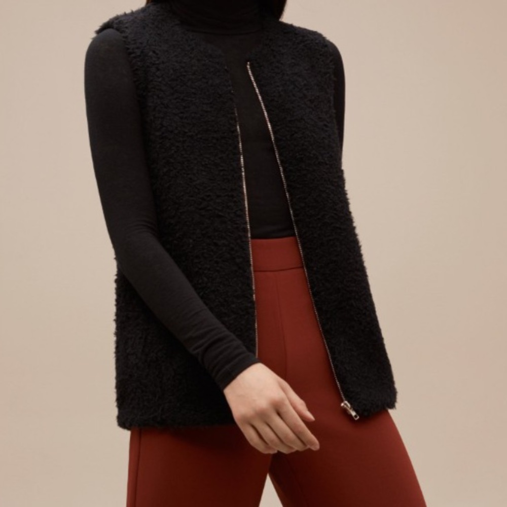 Aritzia Chatou Vest in Black. Size M